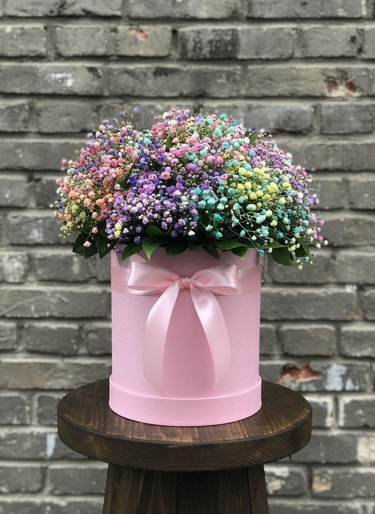 Цветочная композиция из Гипсофила и Розы в шляпной коробке в Правдинске Нижегородской области