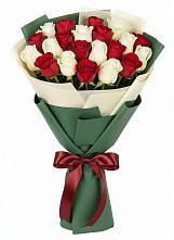 Букет Микс из красных и белых роз в Правдинске Нижегородской области
