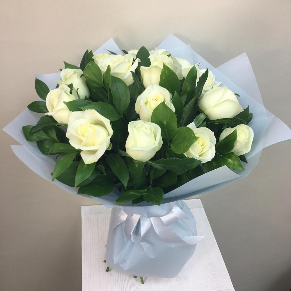 Букет 15 Белых роз Проуд в Правдинске Нижегородской области