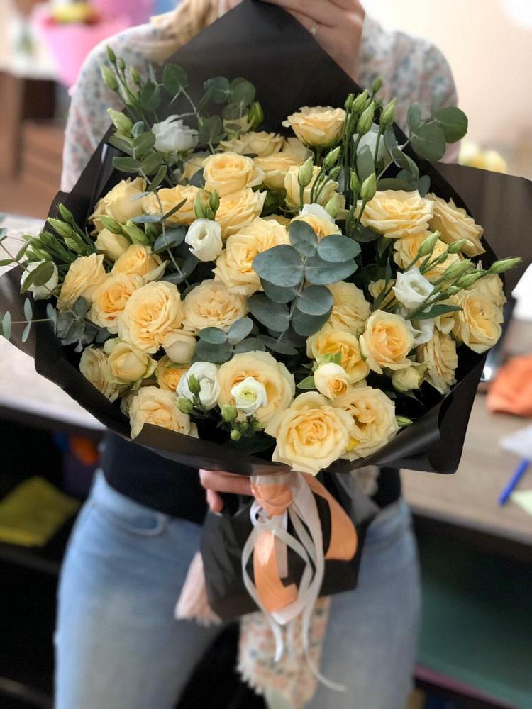 Букет цветов из: Розы и Лизиантусы в Правдинске Нижегородской области