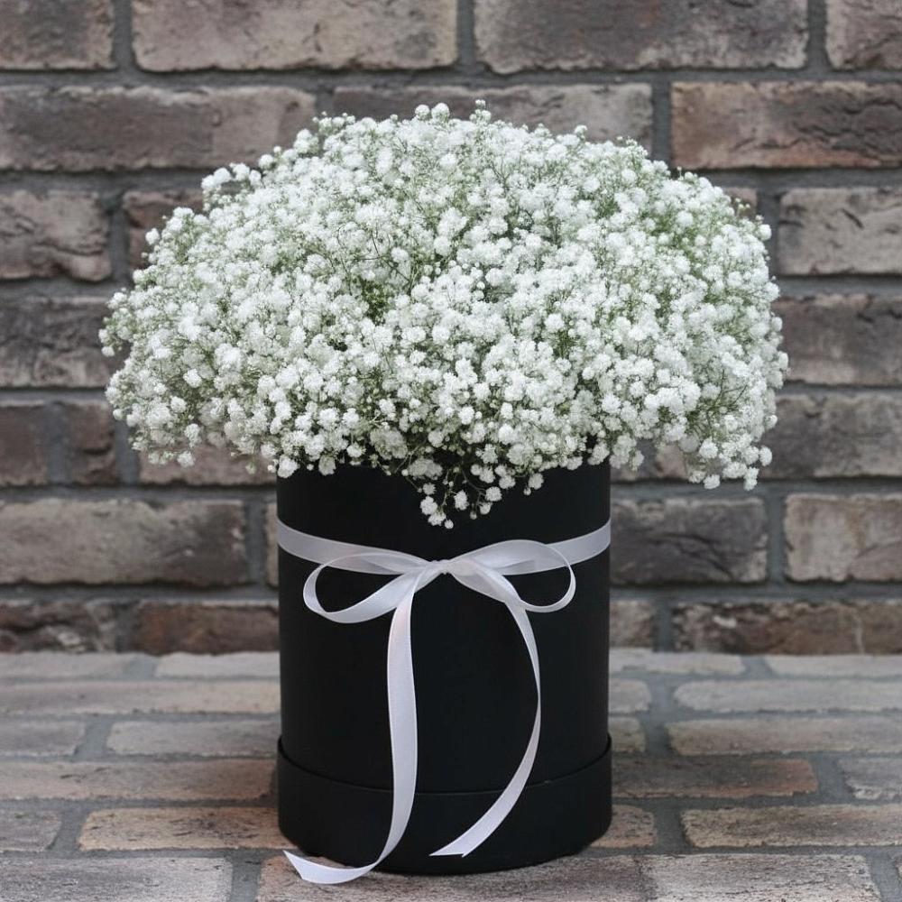 Цветочная композиция из Гипсофила в шляпной коробке в Правдинске Нижегородской области