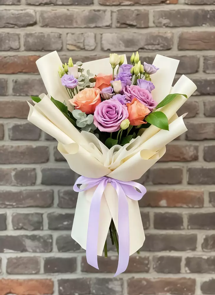 Букет цветов из: Лизиантусы и Розы в Правдинске Нижегородской области