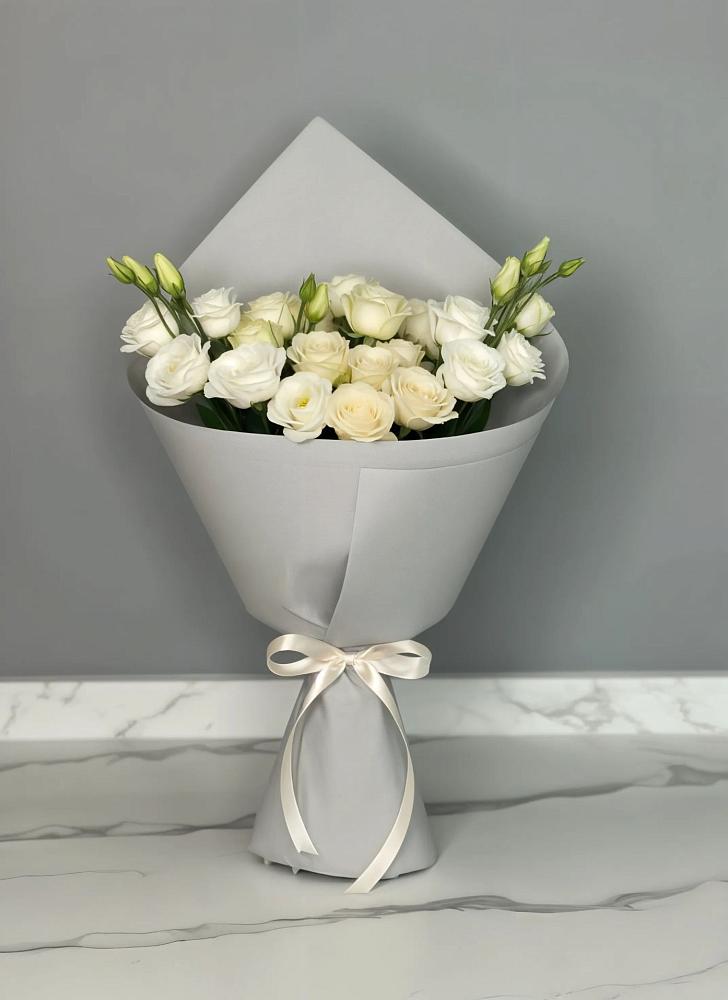 Букет цветов из: Розы и Лизиантусы в Правдинске Нижегородской области