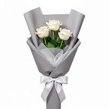 Букет 3 белые розы в Правдинске Нижегородской области