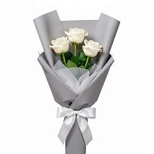 Букет 3 белые розы в Правдинске Нижегородской области