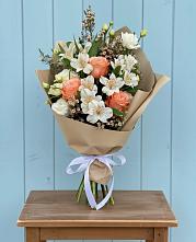 Букет цветов из:  Альстромерии, Лизиантусы, Розы и Хризантемы в Правдинске Нижегородской области