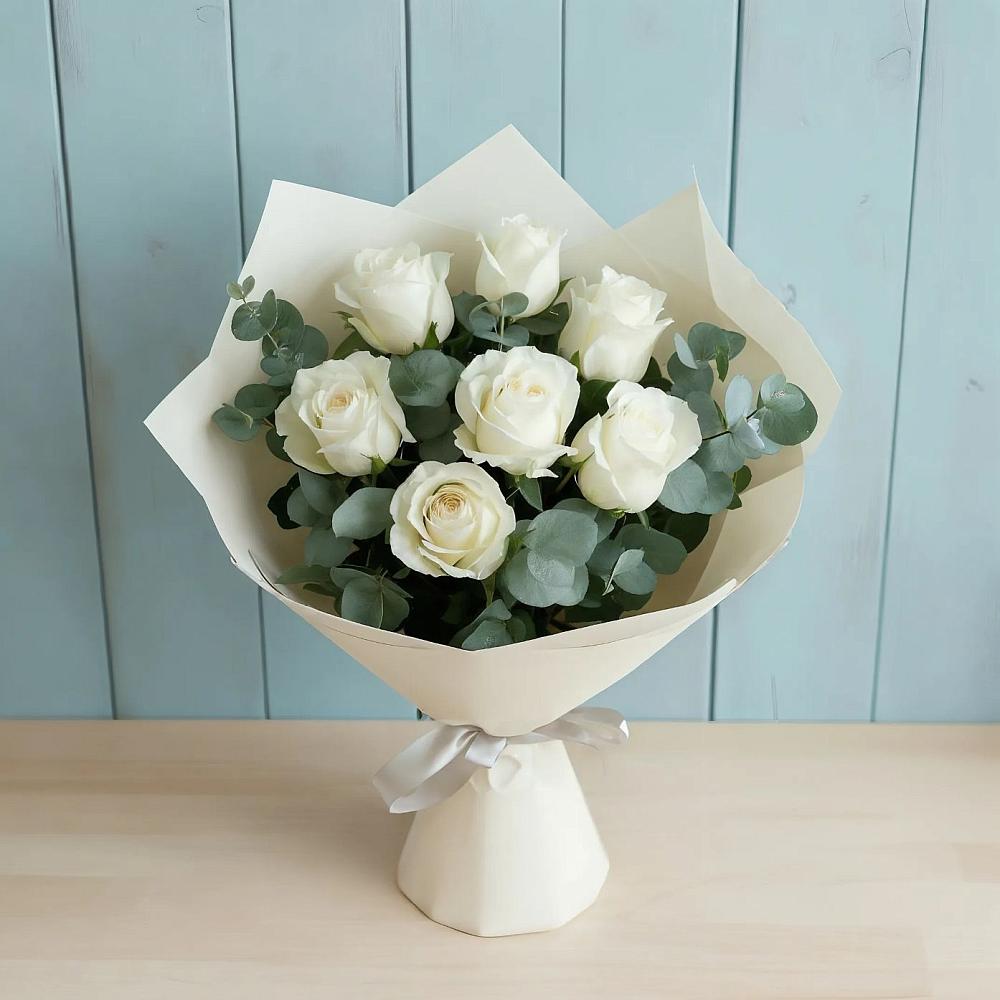 Букет Белые розы в Эвкалипте в Правдинске Нижегородской области