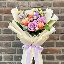 Букет цветов из:  Лизиантусы и Розы в Правдинске Нижегородской области