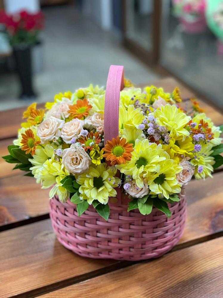 Цветочная композиция из Хризантемы и Розы в корзине в Правдинске Нижегородской области
