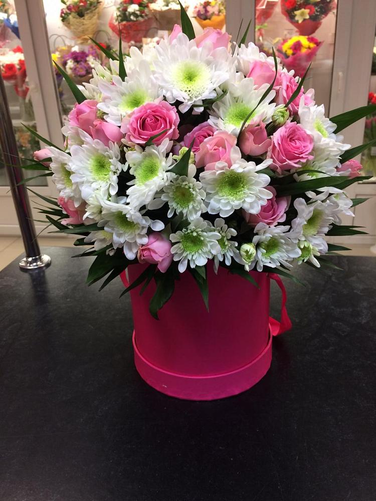 Цветочная композиция из Розы и Хризантемы в шляпной коробке в Правдинске Нижегородской области