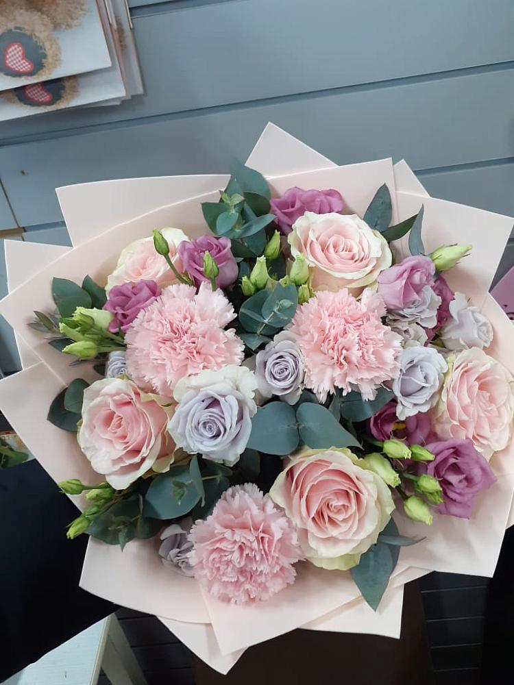 Букет цветов из: Розы, Гвоздики и Лизиантусы в Правдинске Нижегородской области