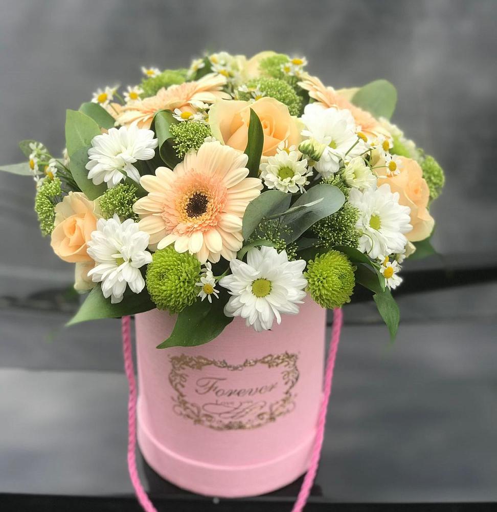 Цветочная композиция из Розы, Герберы и Хризантемы в шляпной коробке в Правдинске Нижегородской области