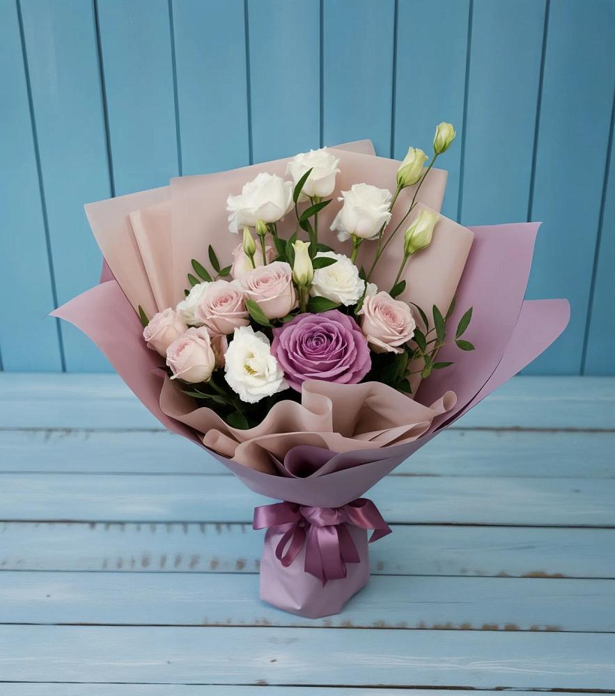 Букет цветов из: Розы и Лизиантусы в Правдинске Нижегородской области